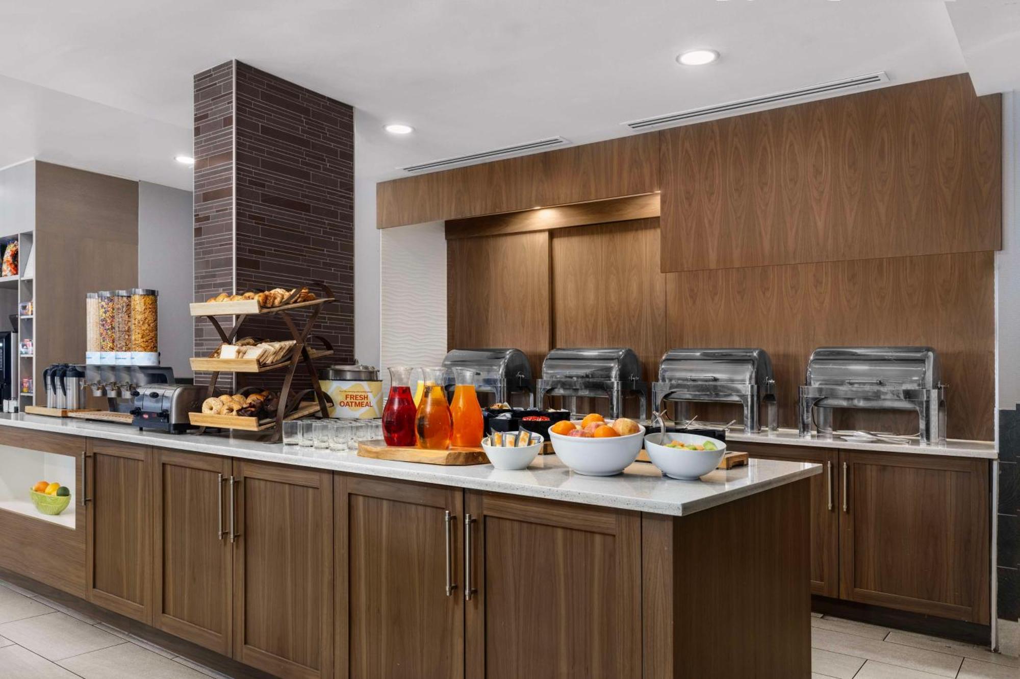 Hilton Garden Inn Calgary Airport מראה חיצוני תמונה