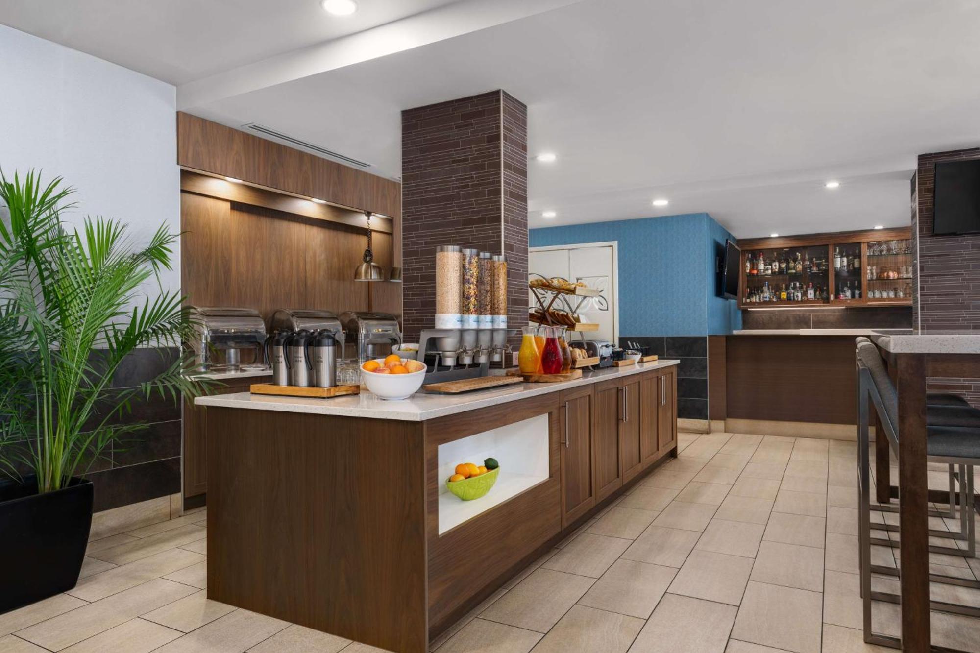 Hilton Garden Inn Calgary Airport מראה חיצוני תמונה